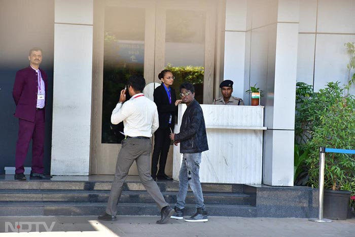 <i> Jawan </i> director Atlee was spotted at the airport in black. (Image Courtesy: Varinder Chawla)