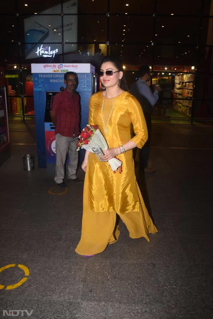 Urvashi Rautela looked pretty in a yellow ensemble at the airport. (Image Courtesy: Varinder Chawla)