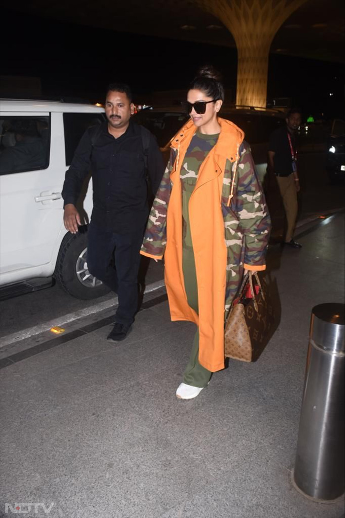 Deepika Padukone greeted the paparazzi as she was spotted at the Mumbai airport. (Image Courtesy: Varinder Chawla)