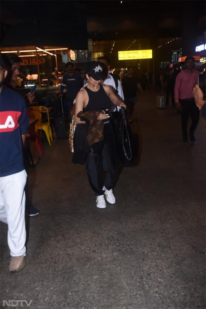 Malaika Arora was clicked at the airport. (Image Courtesy: Varinder Chawla)