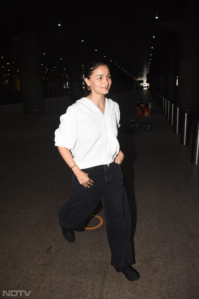 Alia Bhatt's airport fashion. (Image Courtesy: Varinder Chawla)