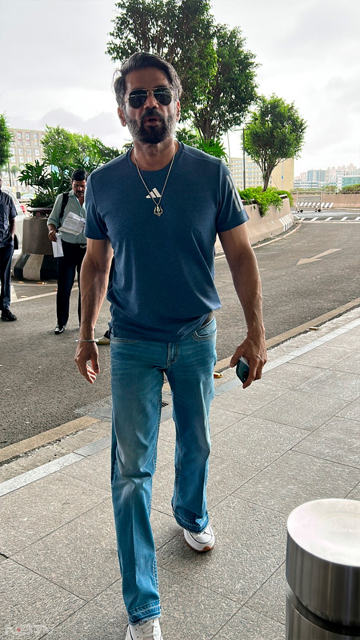 Suniel Shetty looked airport in his casual wear. (Image Courtesy: Varinder Chawla)