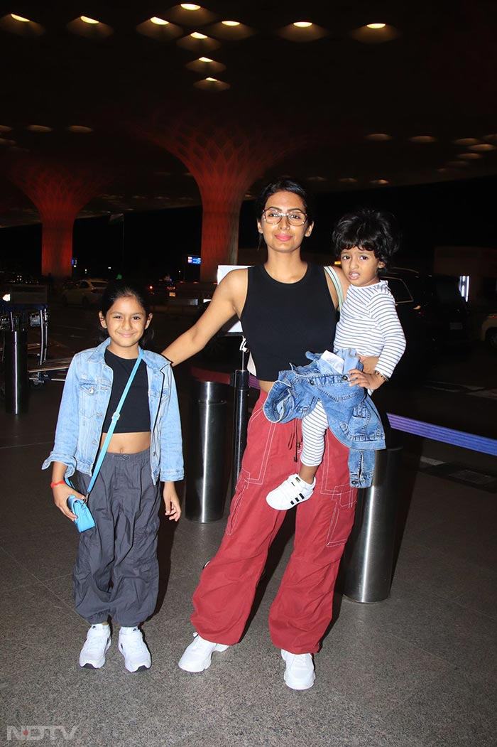 Geeta Basra was also pictured with her kids at the airport. (Image Courtesy: Varinder Chawla)