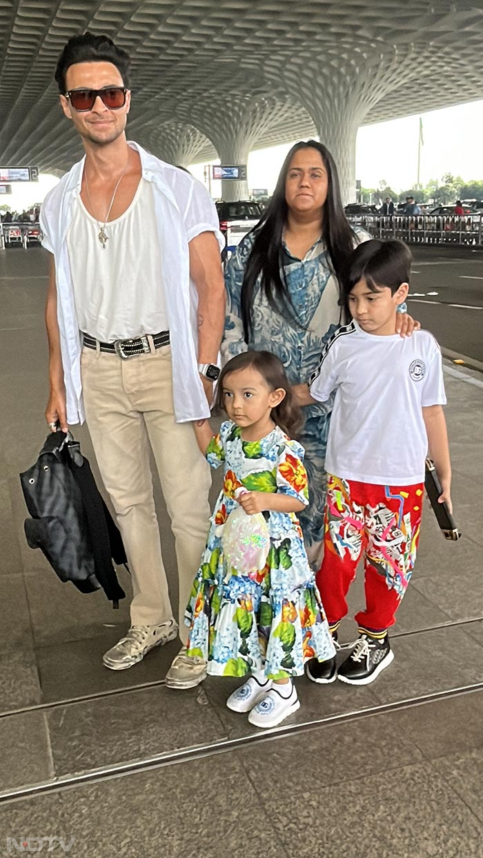 Aayush Sharma, wife Arpita and kids were pictured at the airport. (Image Courtesy: Varinder Chawla)