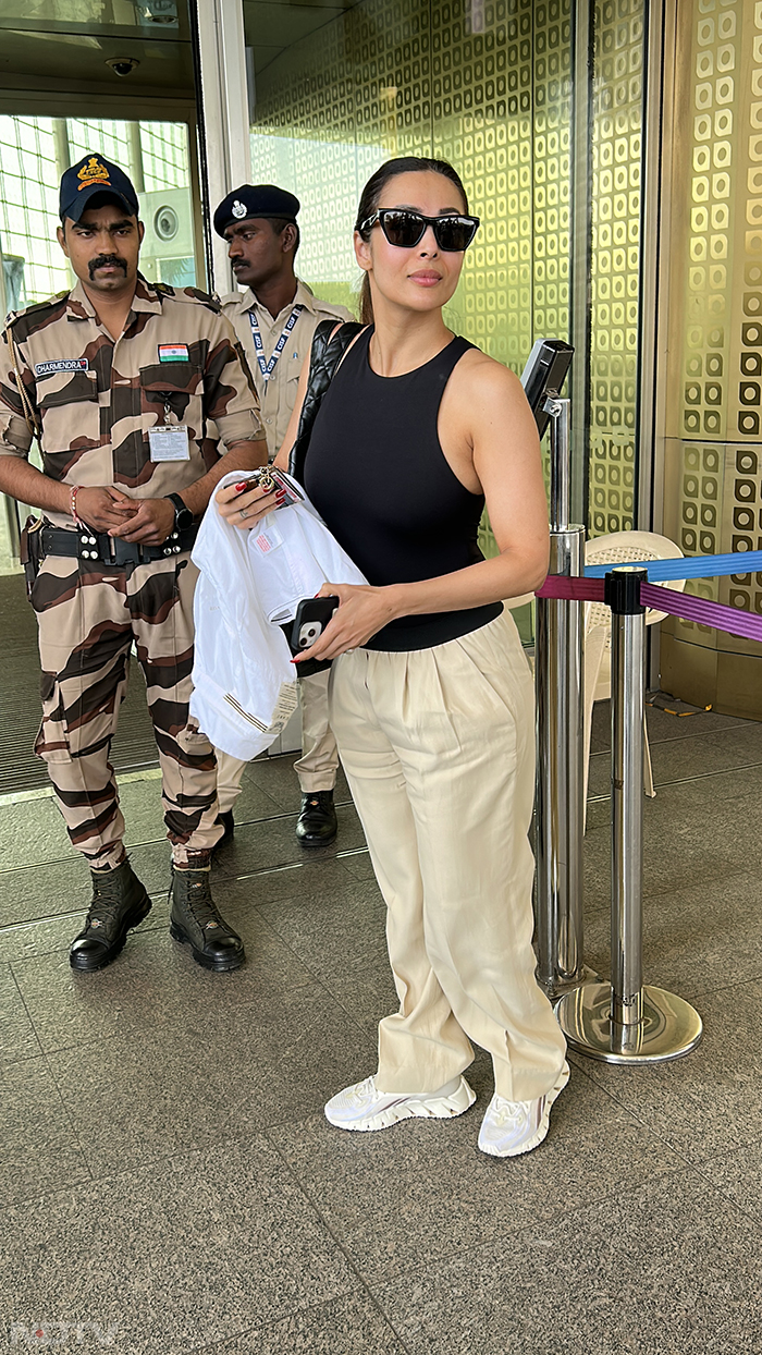 Malaika Arora looked stunning as ever at the airport.  (Image Courtesy: Varinder Chawla)