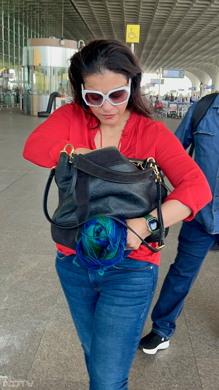 मुंबई एयरपोर्ट पर अपने स्टाइलिश अंदाज़ में नज़र आए काजोल, बॉबी देओल समेत अन्य सेलेब्स