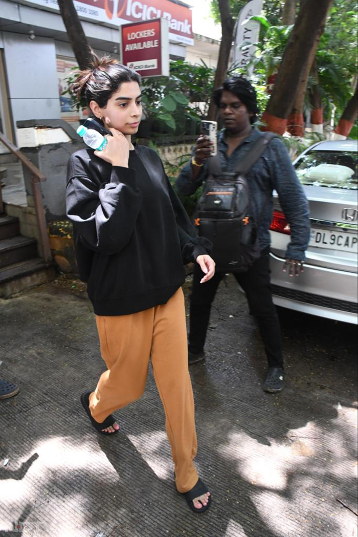 Khushi Kapoor was spotted in the city in casual wear. (Image Courtesy: Varinder Chawla)