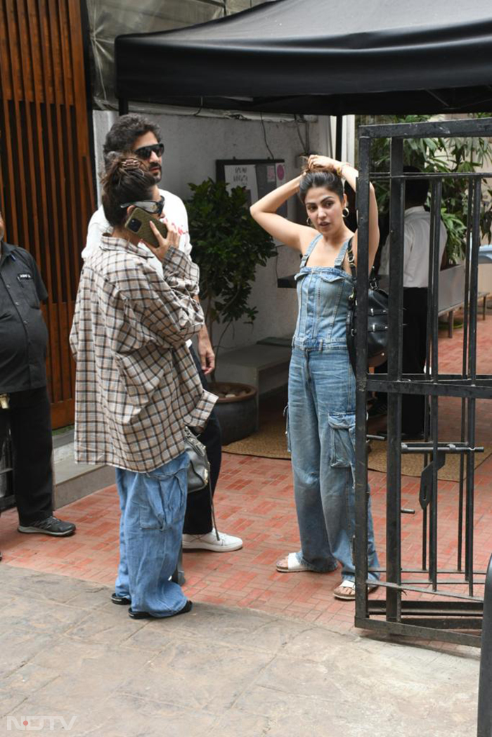 Rhea Chakraborty, Shibani Dandekar and Gaurav Kapur spotted hanging out together. (Image Courtesy: Varinder Chawla)