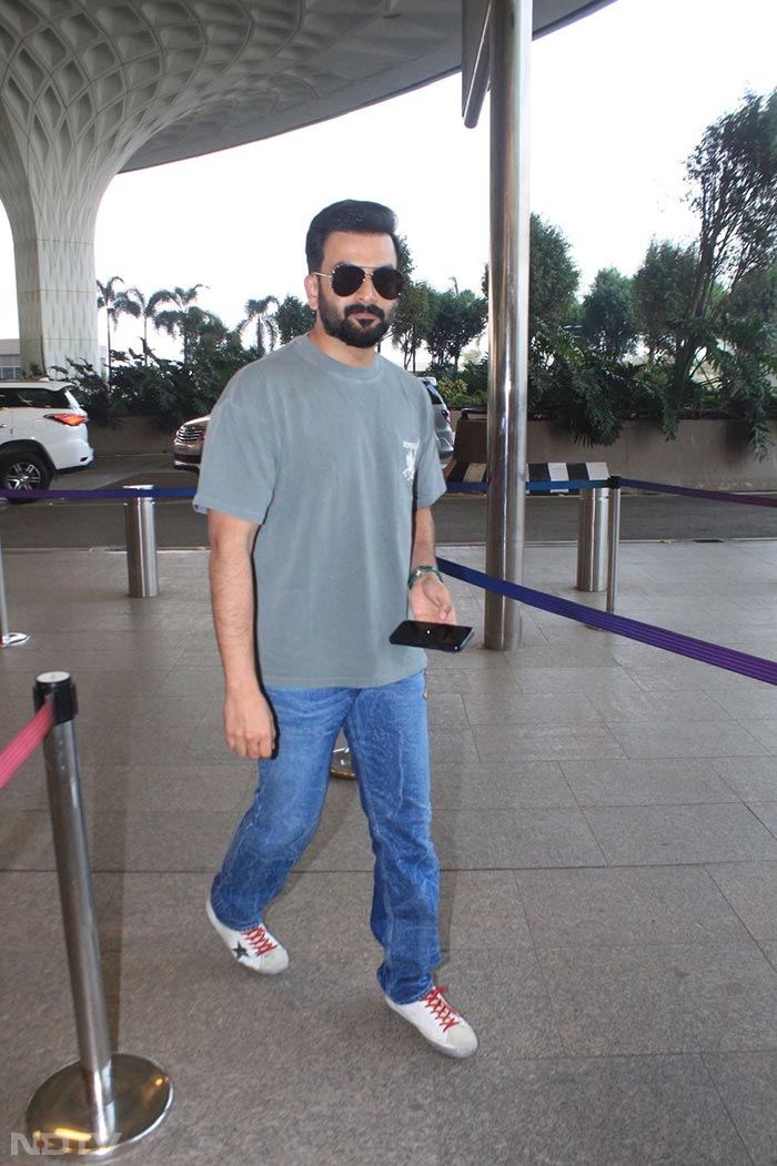 Prithviraj Sukumaran was also photographed at the Mumbai airport. (Image courtesy: Varinder Chawla)