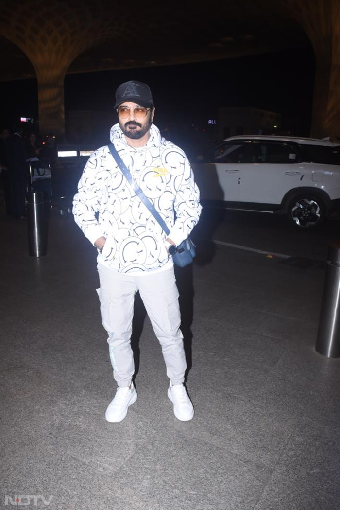 Prosenjit Chatterjee, after wrapping up the promotions of <i>Jubilee</i>, was spotted at the Mumbai airport. (Image courtesy: Varinder Chawla)