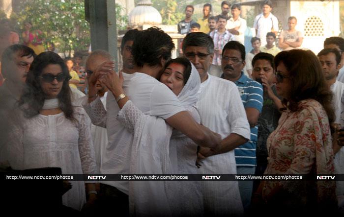 SRK, Deepika say farewell to Juhi's brother Bobby