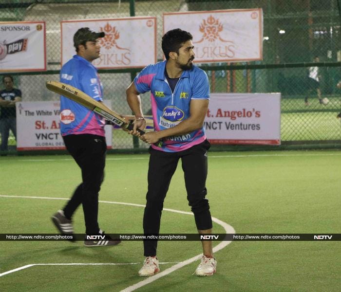 बॉबी देओल और सोहेल खान ने साथ में खेली क्रिकेट