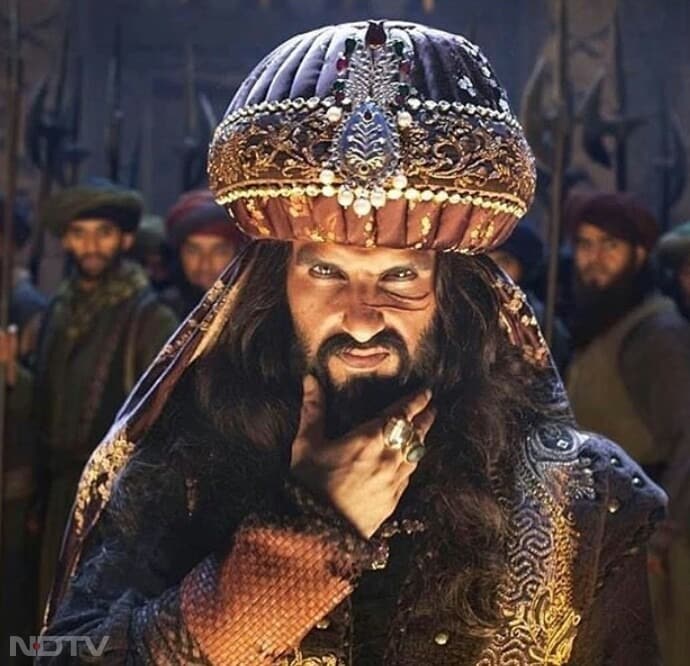 पद्मावत में रणवीर सिंह का अलाउद्दीन खिलजी का डरावना रोल आज भी मॉडर्न हिंदी सिनेमा में सबसे अच्छे विलेन परफॉर्मेंस में से एक है.