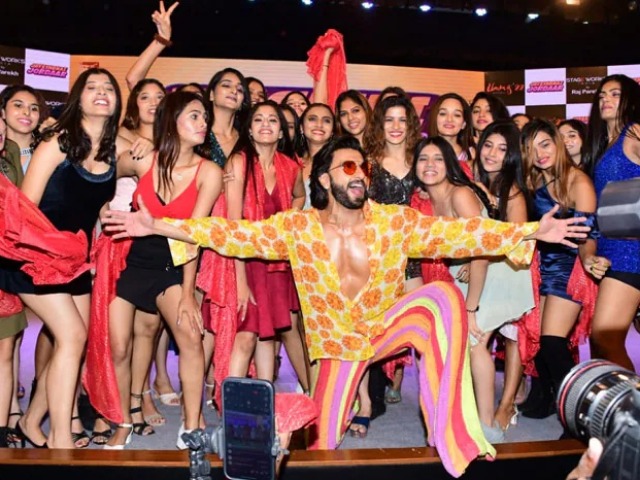 रेट्रो अंदाज में दिल जीतते नज़र आए बॉलीवुड एक्टर रणवीर सिंह रेट्रो अंदाज में दिल जीतते नज़र आए बॉलीवुड एक्टर रणवीर सिंह