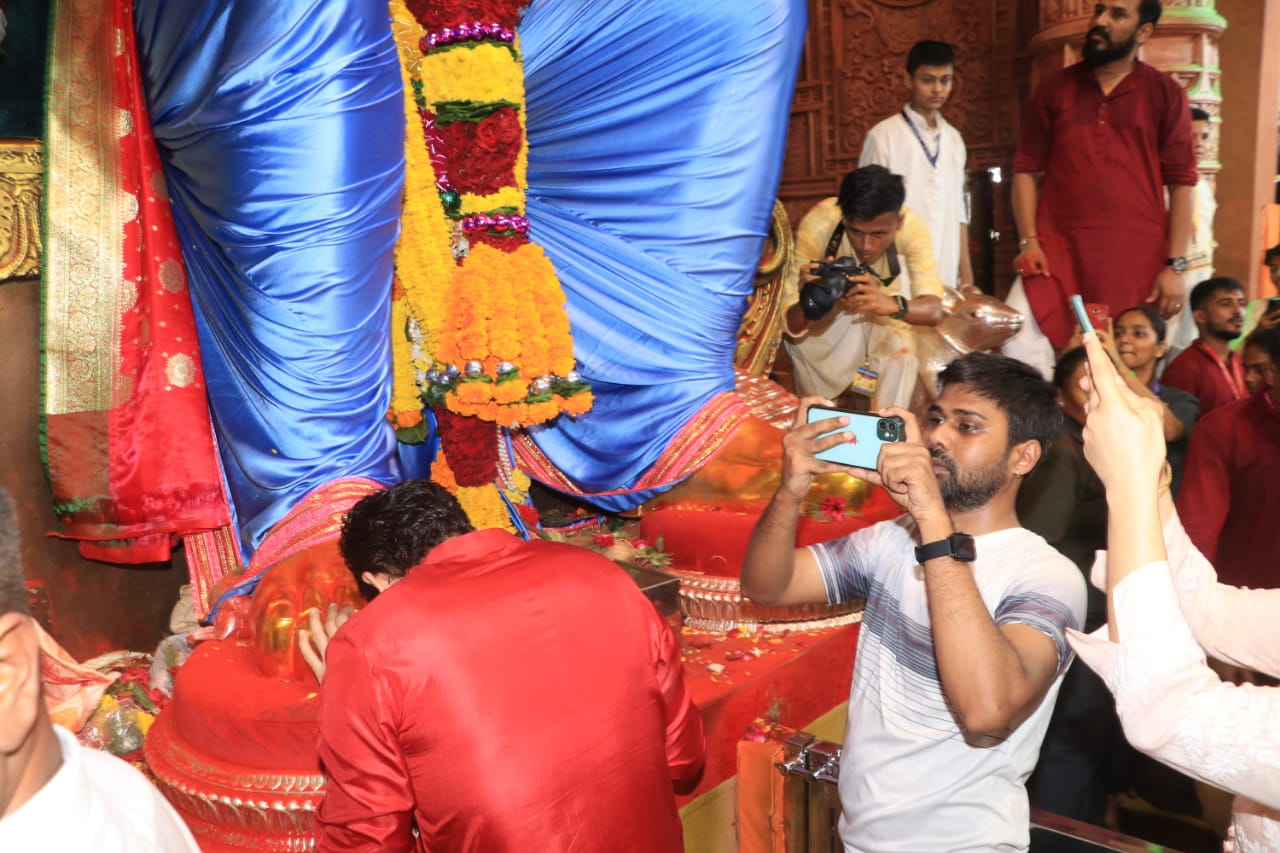 बॉलीवुड एक्टर रणबीर कपूर मुंबई के पंडाल में लालबागचा राजा के दर्शन करते आए नज़र, देखें तस्वीरें.