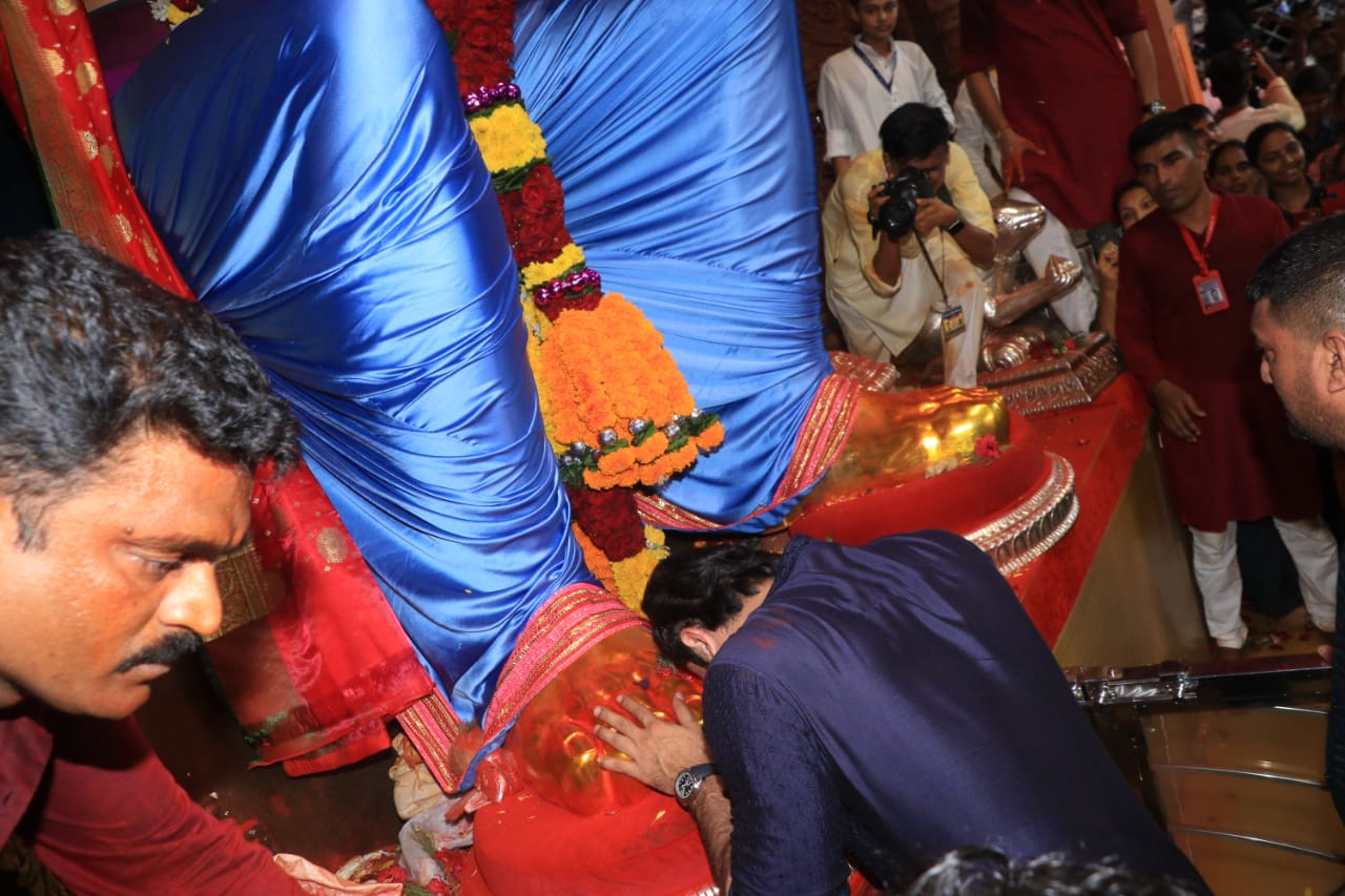 बॉलीवुड एक्टर रणबीर कपूर मुंबई के पंडाल में लालबागचा राजा के दर्शन करते आए नज़र, देखें तस्वीरें.