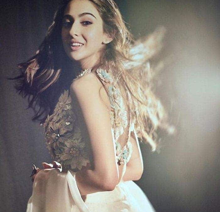 सारा ने साल 2018 में आई फिल्म &lsquo;केदारनाथ' ने अपने फिल्मी करियर की शुरुआत की थी. सारा बॉलीवुड एक्टर सैफ अली खान और अमृता सिंह की बेटी हैं. उनके दिवंगत दादा मंसूर अली खान पटौदी एक क्रिकेटर थे. सारा ने बहुत कम समय में ही लोगों के दिलों में अपनी जगह बना ली है, फिल्मों में अभिनय करने के साथ-साथ वह सोशल मीडिया पर भी खासी एक्टिव रहती हैं.