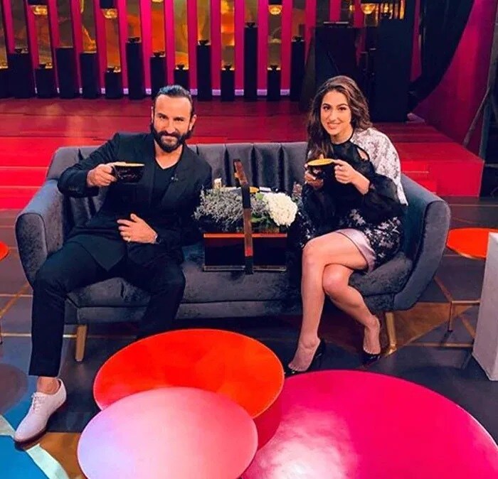 सारा अपने बॉलीवुड डेब्यू से पहले फिल्म निर्माता &lsquo;करण जौहर' के पॉपुलर शो &lsquo;कॉफी विद करण' में अपने पिता सैफ़ के साथ आईं थीं, यहीं से लोगों ने उन्हें जानना शुरू किया था.