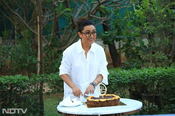 बॉलीवुड एक्ट्रेस रानी मुखर्जी ने पापराज़ी संग केक काटते हुए सेलिब्रेट किया अपना 45वं बर्थडे