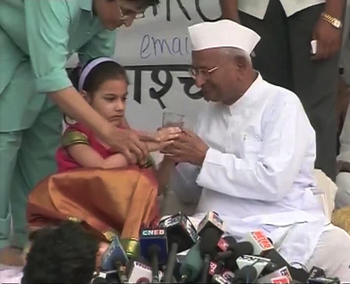 Anna Hazare ends fast