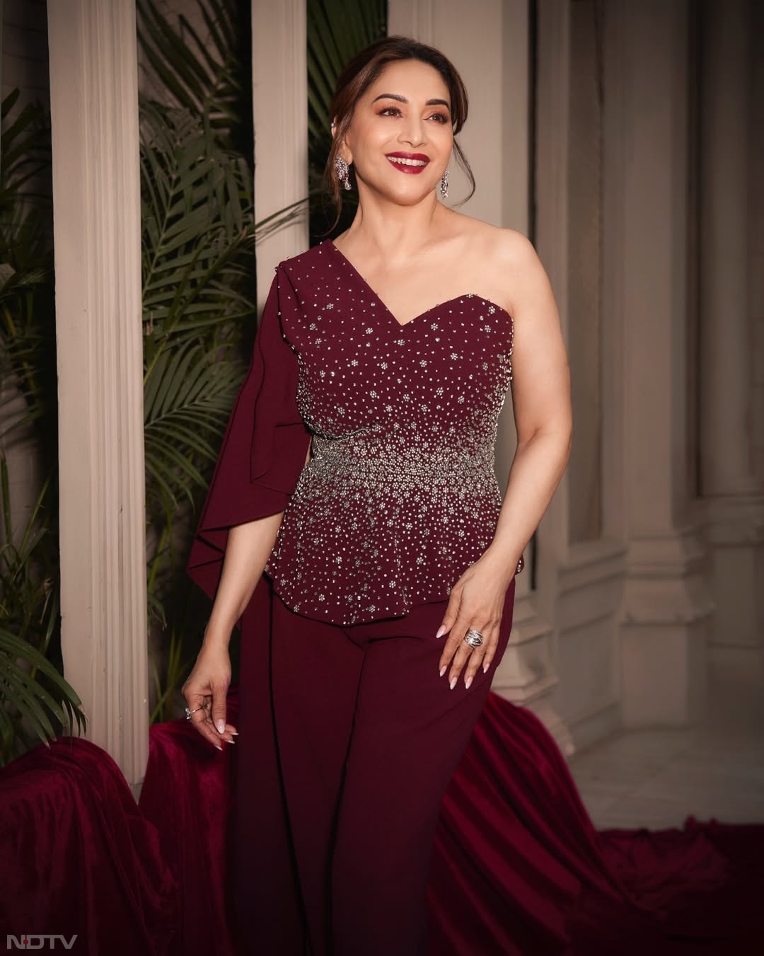 कुछ समय पहले ही उनकी ओटीटी पर सीरीज आई थी, 'मिसेज देशपांडे'. जिसे दर्शकों का काफी प्&zwj;यार मिला. madhuridixitnene/Instagram