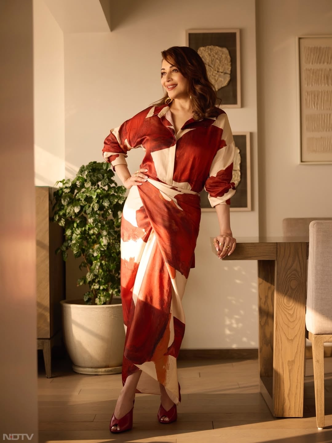 ये तस्&zwj;वीरें शेयर करते हुए उन्&zwj;होंने लिखा, Dressed in warmth and light&hearts;️ madhuridixitnene/Instagram