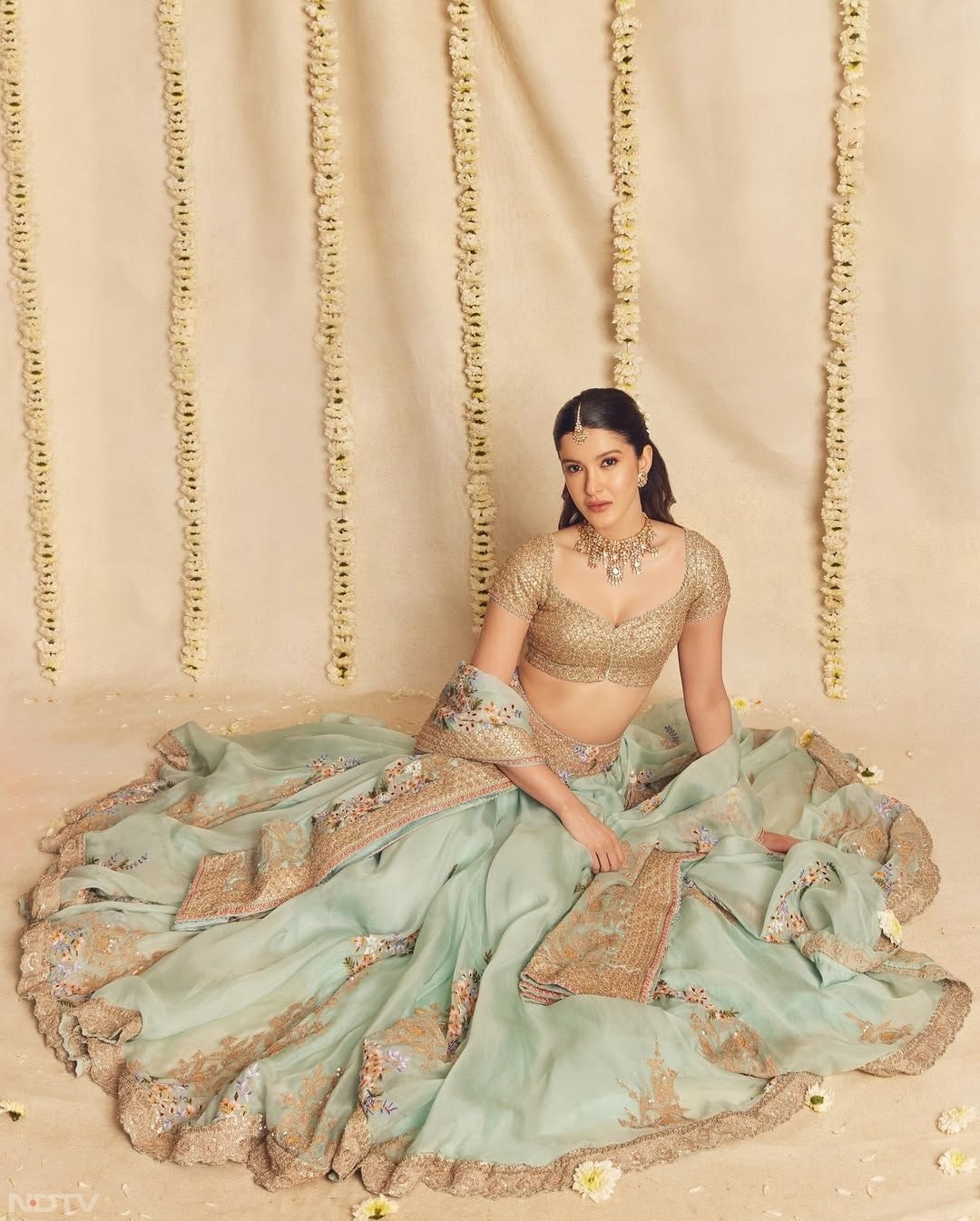 Shanaya Kapoor gave the most perfect royal look in a pastel blue lehenga, stunningly paired with an intricately designed golden blouse and a statement necklace that elevated her wedding look. (Instagram/@shanayakapoor02)