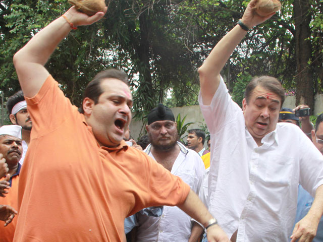 The Kapoors say farewell to <I>Ganpati</i>