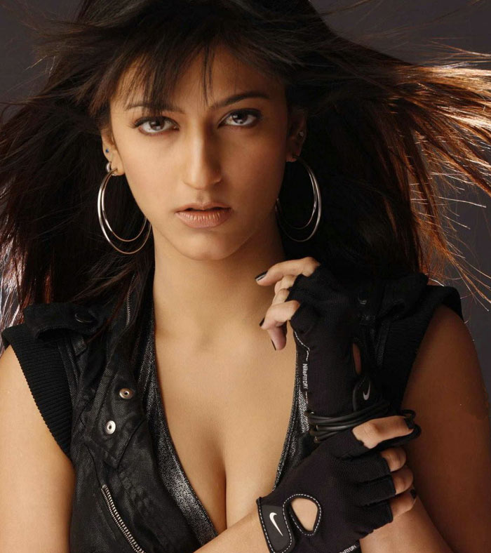 <B>Shruti Haasan: </B> If there was one quintessential Bollywood material that arrived in 2009, it was Shruti Haasan. However, the really poor script of <I>Luck</I> ruined the pretty girl's chances of starting off her Bollywood outing with a smash hit. She has the body, the looks and the attitude. All she needs now is another good opportunity on a decent enough platform.