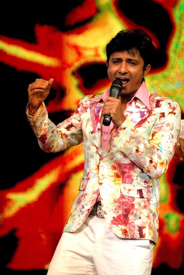 <b>Sukhwinder Singh:</b> I'll be home with friends to welcome the New Year. I'll sing and dance and be merry in general. I don't like going out because on New Year, all places are over crowded. Fun is when you are with friends and nothing is better than home. (Text: IANS)