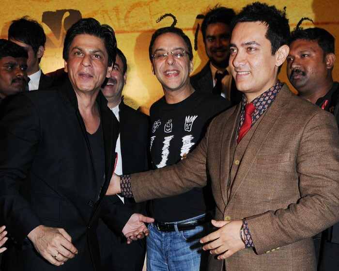 Aamir-Shah Rukh: Both Aamir Khan and Shah Rukh Khan never left any opportunity to look down upon each other. But the two were spotted hugging each other at the premiere of 3 Idiots.