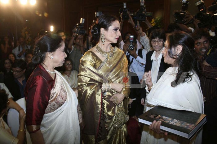 Rekha-Jaya Bachchan: We don't need to specify why things were not well between Rekha and Jaya Bachchan. Recently at the launch of Gautama Rajadhyaksha's Marathi coffee table book <i>Chehre</i>, Rekha went ahead and hugged Jaya Bachchan.