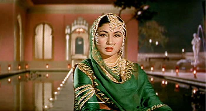 She Walks in Beauty: Meena Kumari's courtesan style in costume drama <i>Pakeezah</i> has her draped in rich colours and stunning jewels.