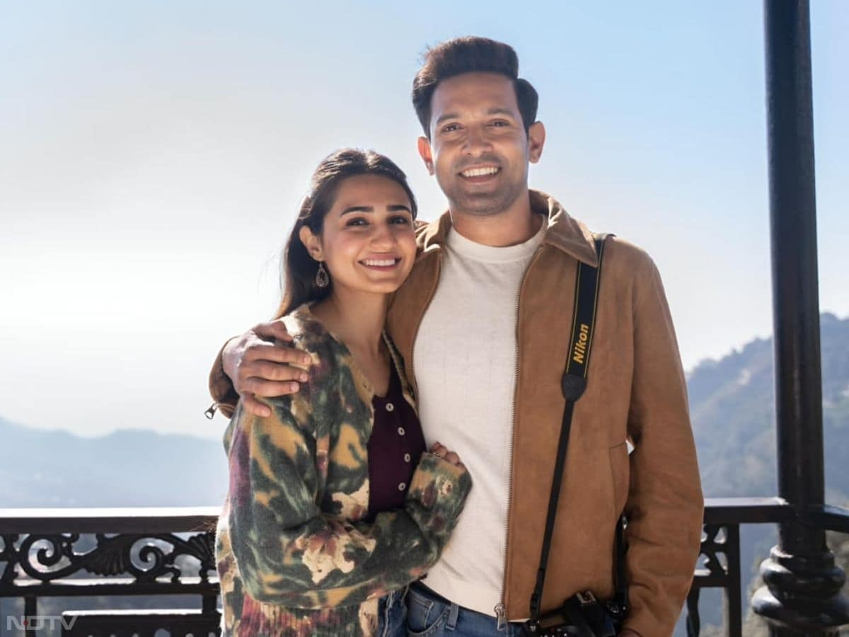 विक्रांत मैसी और वेदिका पिंटो पहली बार नेटफ्लिक्स की आने वाली सीरीज मुसाफिर कैफे में एक साथ नजर आएंगे. यह सीरीज एक इमोशनल और दिल को छू लेने वाली कहानी दिखाएगी. फिलहाल  दर्शक भी दोनों एक्टर्स की नई ऑन-स्क्रीन केमिस्ट्री देखने के लिए काफी बेताब हैं क्योंकि विक्रांत  ने हमेशा से ही अपने अभिनय से अपने फैंस के दिल को छुआ है.