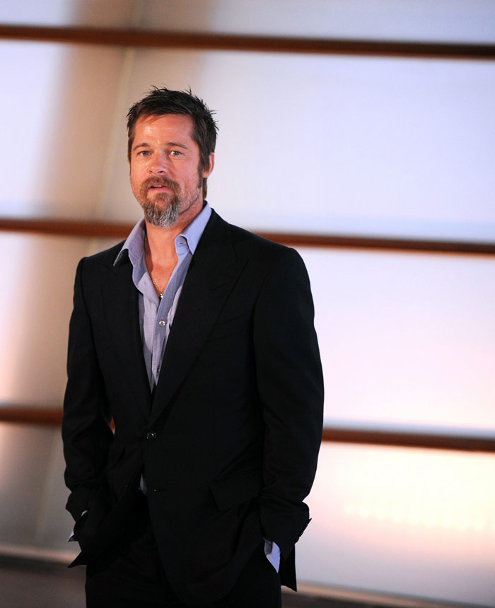 Actor Brad Pitt poses during a photocall for the presentation of Quentin Tarantino's film <I>Inglourious Basterds</i> during the 57th San Sebastian International Film Festival, on September 18, 2009 in San Sebastian. AFP PHOTO/Rafa Rivas