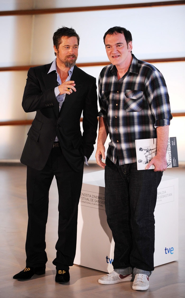 Actor Brad Pitt (L) and US director Quentin Tarantino (R) pose during a photocall for the presentation of Tarantino's film <I>Inglourious Basterds</i> during the 57th San Sebastian International Film Festival, on September 18, 2009 in San Sebastian. AFP PHOTO/Rafa Rivas