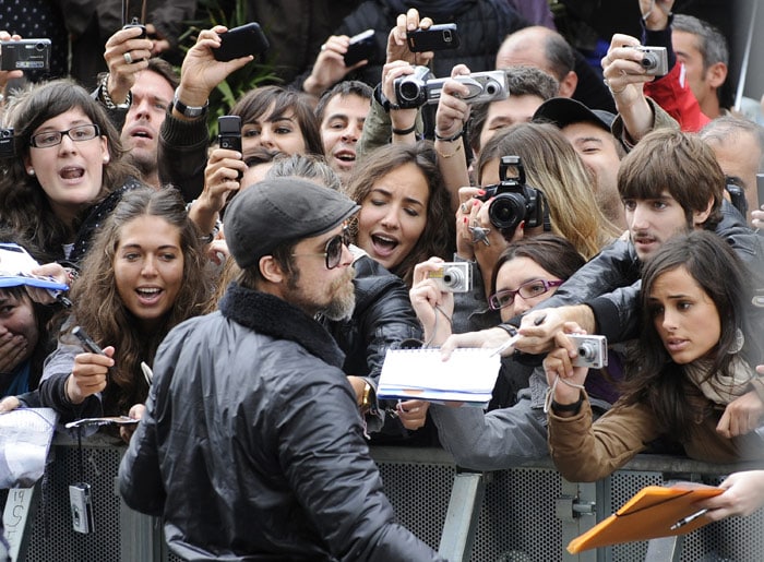 Actor Brad Pitt is acclaimed by fans as he arrives in San Sebastian for the presentation of Quentin Tarantino's film <em>Inglourious Basterds</em> during the 57th San Sebastian International Film Festival, on September 18, 2009 in San Sebastian. AFP PHOTO/Rafa Rivas