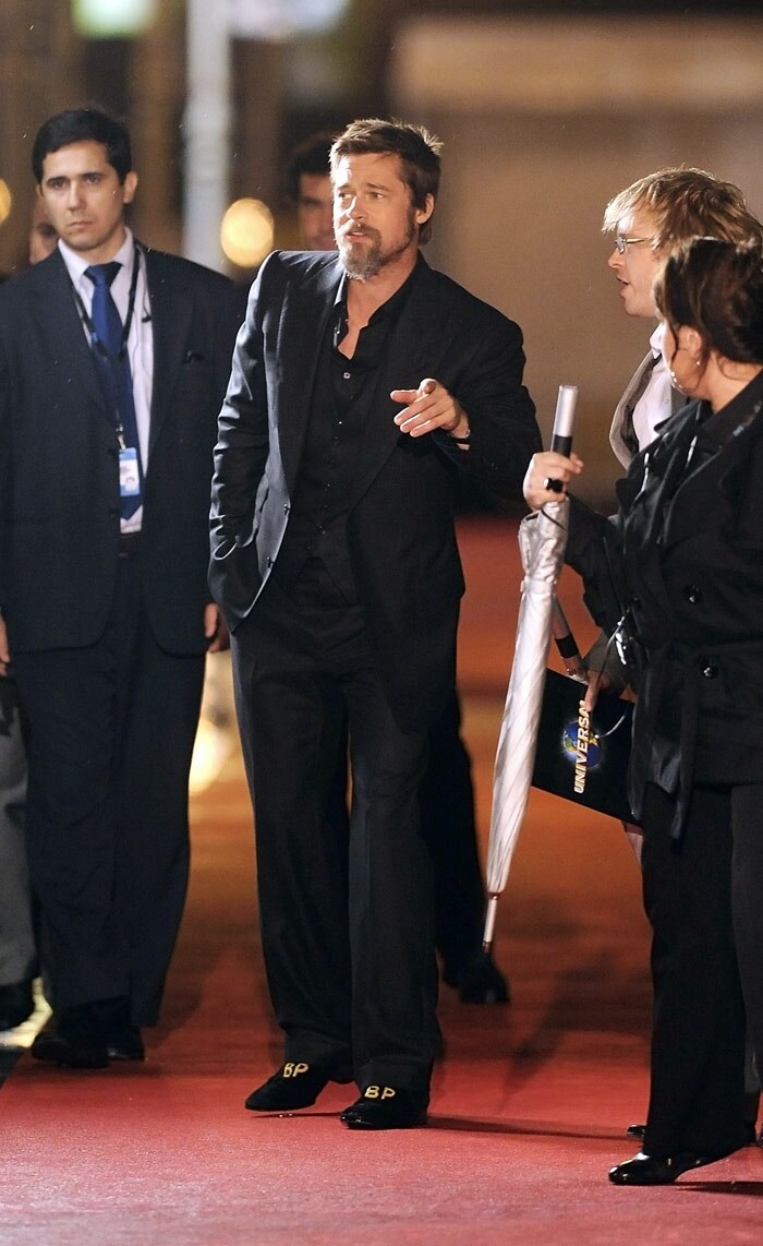Actor Brad Pitt walks on the red carpet to attend the screening of his film <I>Inglourious Basterds</i> during the 57th San Sebastian International Film Festival, on September 18, 2009 in San Sebastian. AFP PHOTO/Rafa Rivas