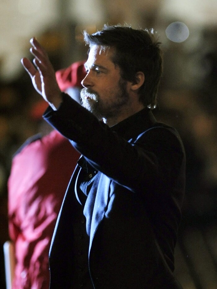Actor Brad Pitt walks on the red carpet to attend the screening of his film <I>Inglourious Basterds</i> during the 57th San Sebastian International Film Festival, on September 18, 2009 in San Sebastian. AFP PHOTO/Rafa Rivas