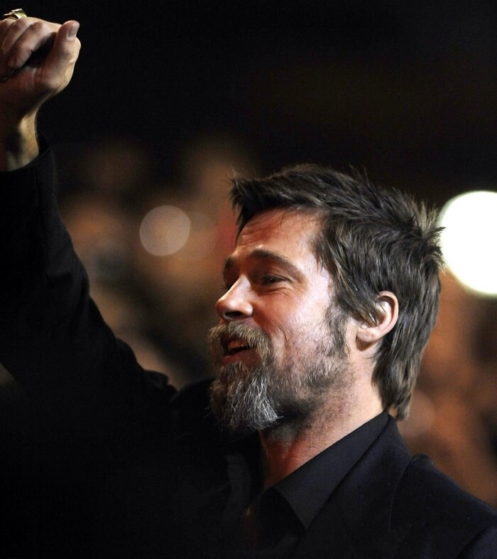 Actor Brad Pitt waves to fans as he arrives on the red carpet to attend the screening of his film <I>Inglourious Basterds</i> during the 57th San Sebastian International Film Festival, on September 18, 2009 in San Sebastian. AFP PHOTO/Rafa Rivas