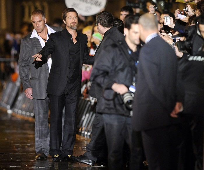 Actor Brad Pitt (2nd L) signs autographs as he arrives on the red carpet to attend the screening of his film <I>Inglourious Basterds</I> during the 57th San Sebastian International Film Festival, on September 18, 2009 in San Sebastian. AFP PHOTO/Rafa Rivas