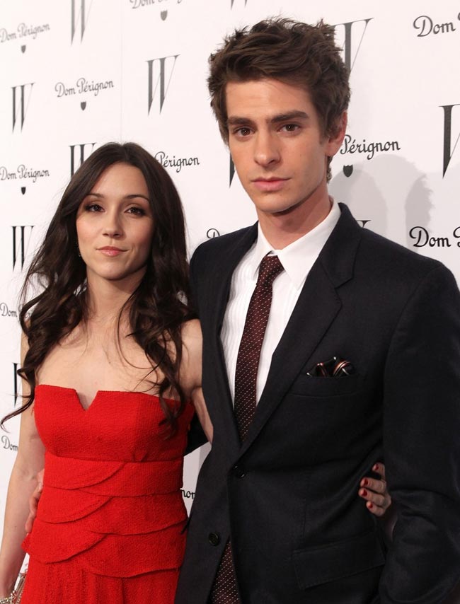 New Spidey Andrew Garfield's love-yarn failed to keep long-time girlfriend Shannon Woodward from leaving. Apparently, Andrew was busy Social-ly Networking, he literally never saw his girlfriend. It could be just a break, but we don't know just as yet!