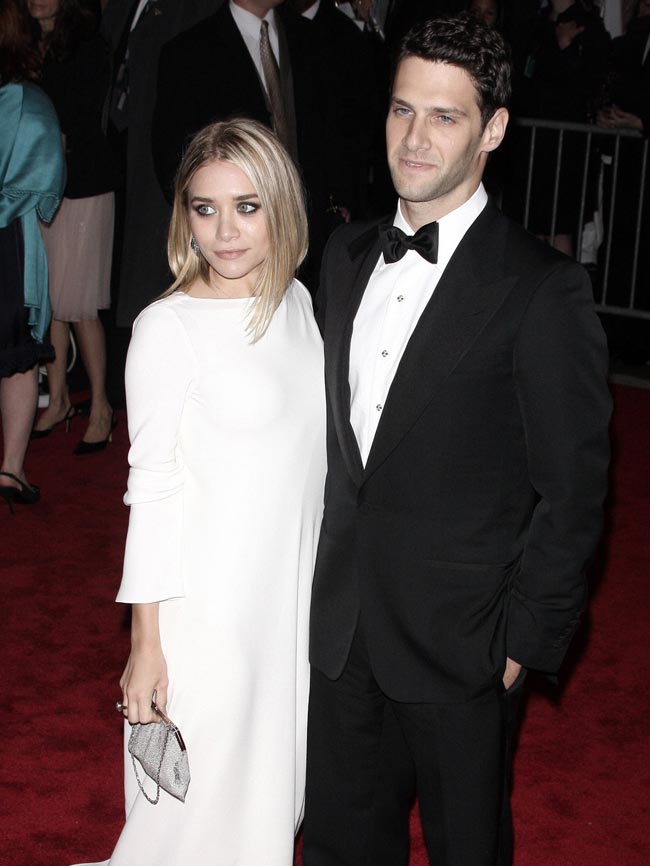 Ashley Olsen and Justin Bartha also went down the splitsville road. The actress-fashion designer, 24, and her Hangover star beau, Justin Bartha, 32, parted ways after more than two years of togetherness. Reason? No one knows. Yet!