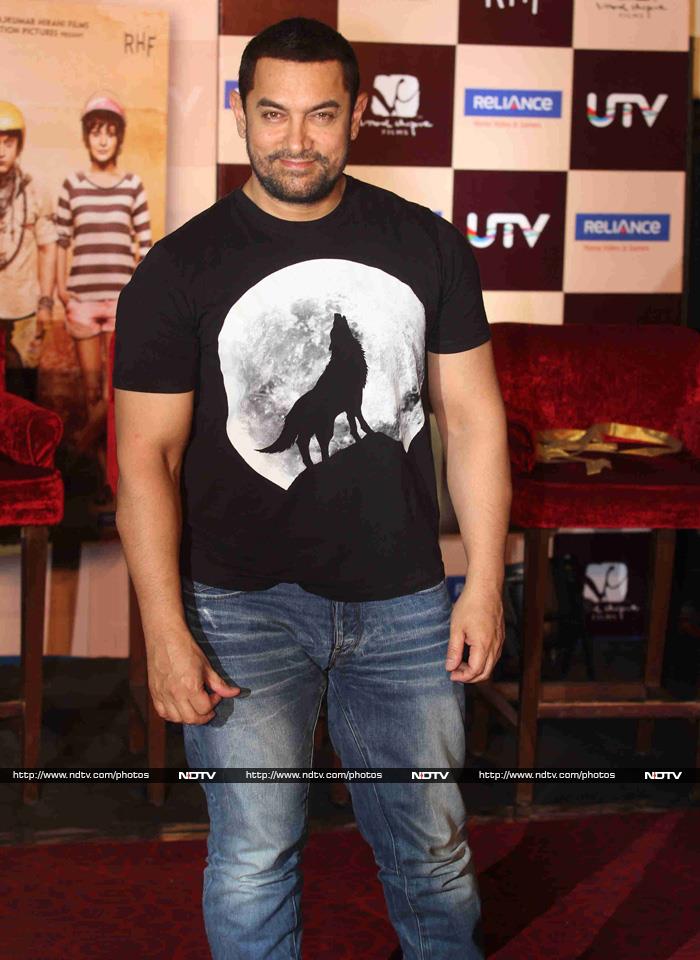 Aamir, who had bulked up for his upcoming film <i>Dangal</i>, looked smart in a monochrome graphic T-Shirt and a pair of denims.