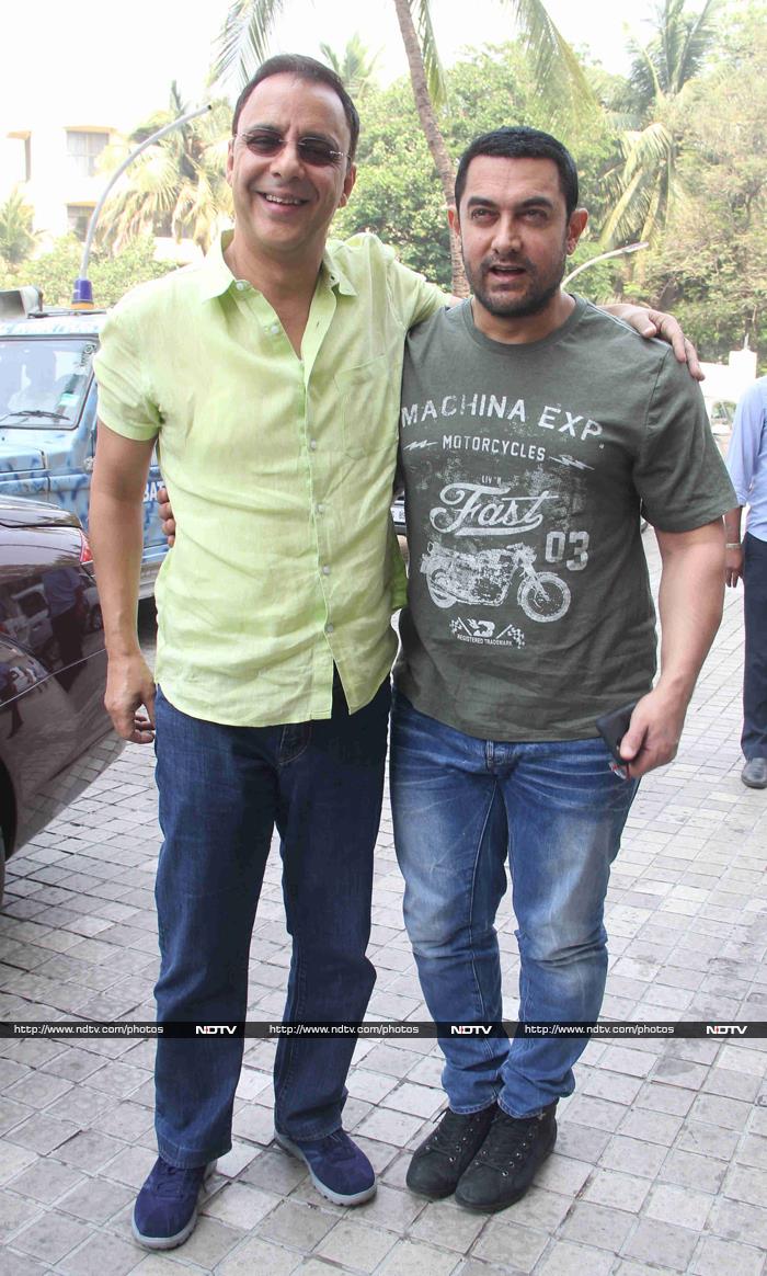 Aamir struck a pose with Vidhu Vinod Chopra, with whom he worked on films like <i>3 Idiots</i> and <i>PK</i>.