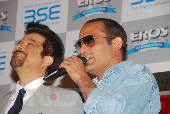 The film revolves around two best friends and small-time thieves, Yash(Sanjay Dutt) and Raj(Akshaye Khanna). Though Yash wants to clean up his act, Raj doesn't and cons the former into yet another bank heist.