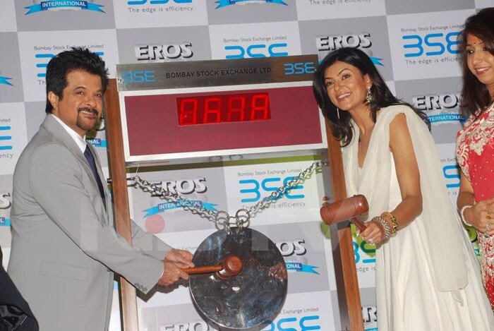 Anil Kapoor, Sushmita Sen and the rest of the <i>No Problem</i> cast were present to ring the Diwali bell at the Bombay Stock Exchenge.<br><br> Take a look...