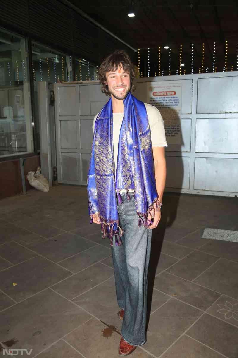 Cameron Dallas visited Siddhivinayak Temple in Mumbai (Image Courtesy: Varinder Chawla)