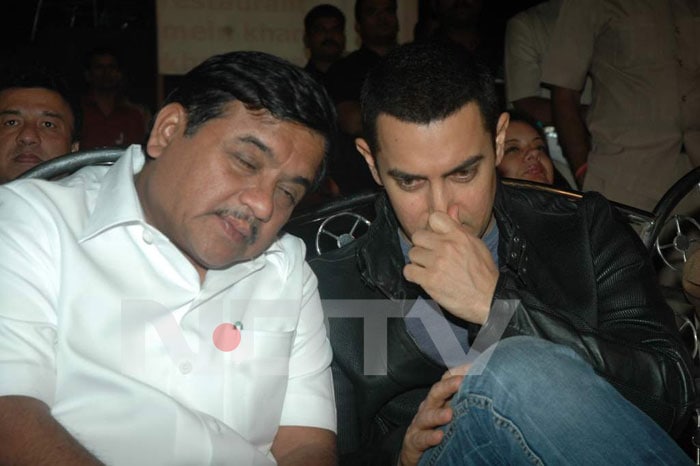 Something rotten in the state of Bollywood? Aamir got a whiff more than he bargained for even as politician R R Patil catches 40 winks.