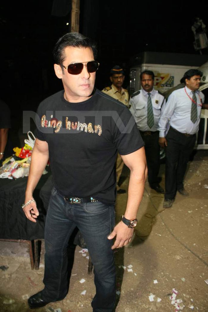 Being Human says his tee, but from this top angle Salman looks more than a little dwarf-like.